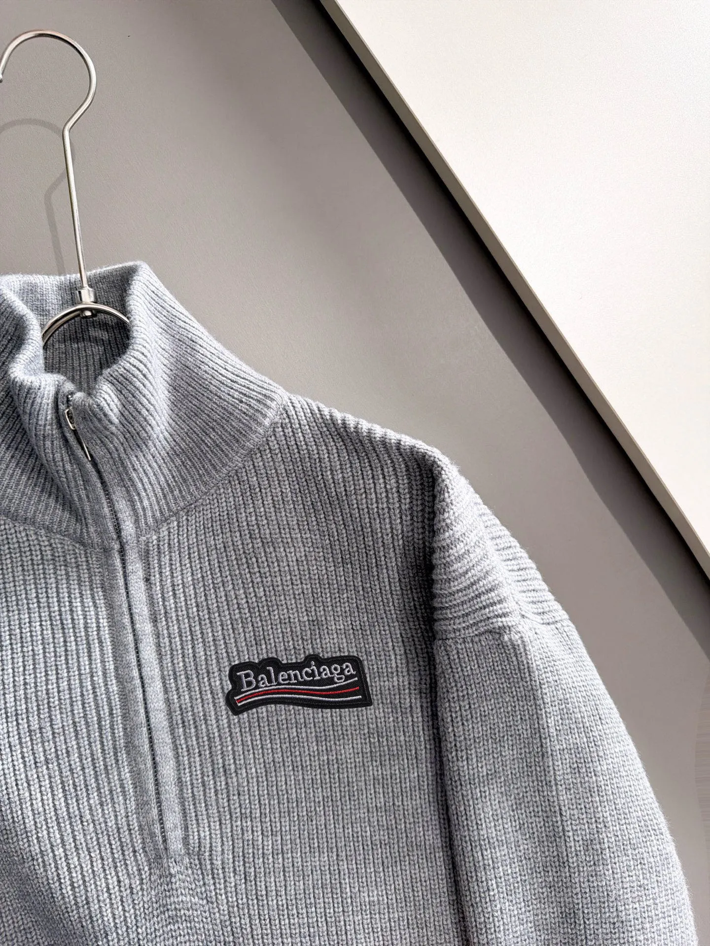 The latest knitted sweater jackets from Balenciaga’s 2026 Autumn and Winter official website are now on sale at the counters for Hot Sale! Specially made of wool blended fabric. It feels comfortable and can be directly in contact with the skin. The logo badge is exquisitely embroidered, which is extremely eye-catching! The details highlight the fashionable charm of big brands. Exquisite workmanship. Three-dimensional cutting style. The wearing effect is invincible and handsome! All three standards are complete! Sizes:M-4XL